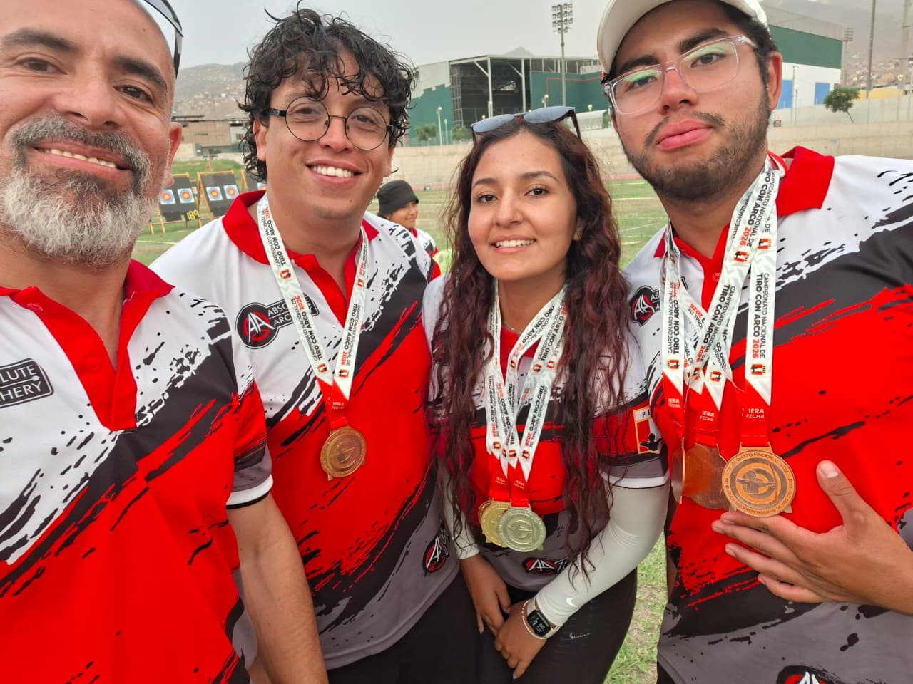 Arqueros de Alpha X Archery Club con medallas